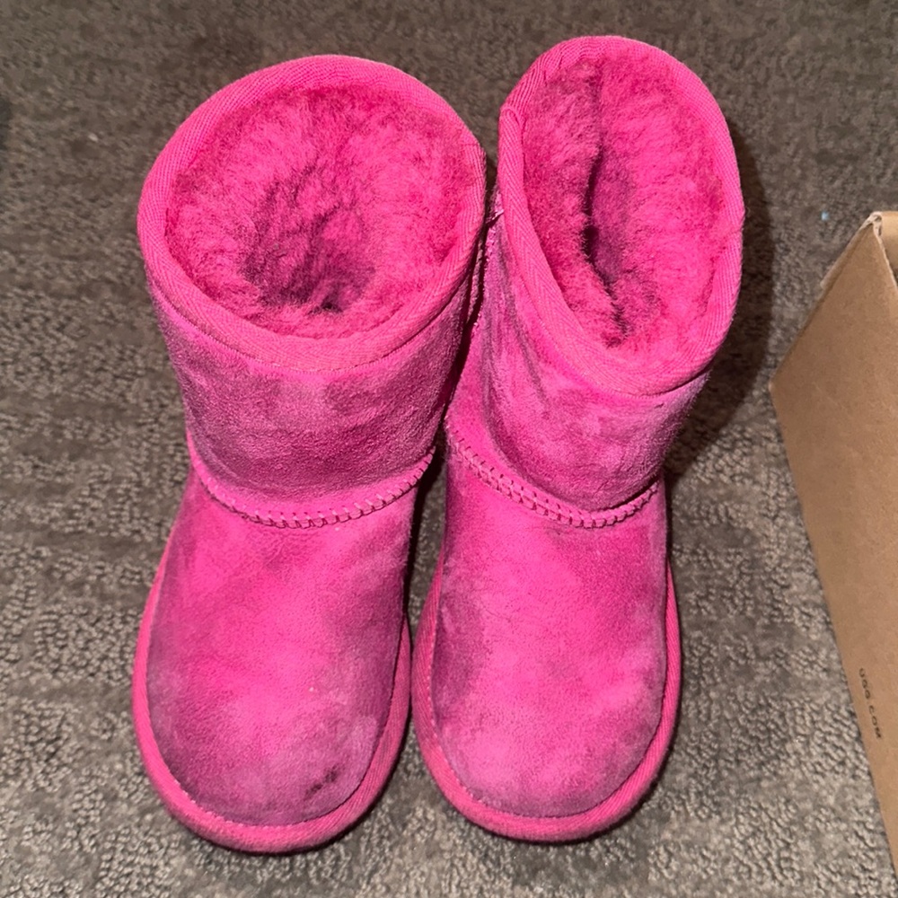Hot pink Ugg’s toddler girl